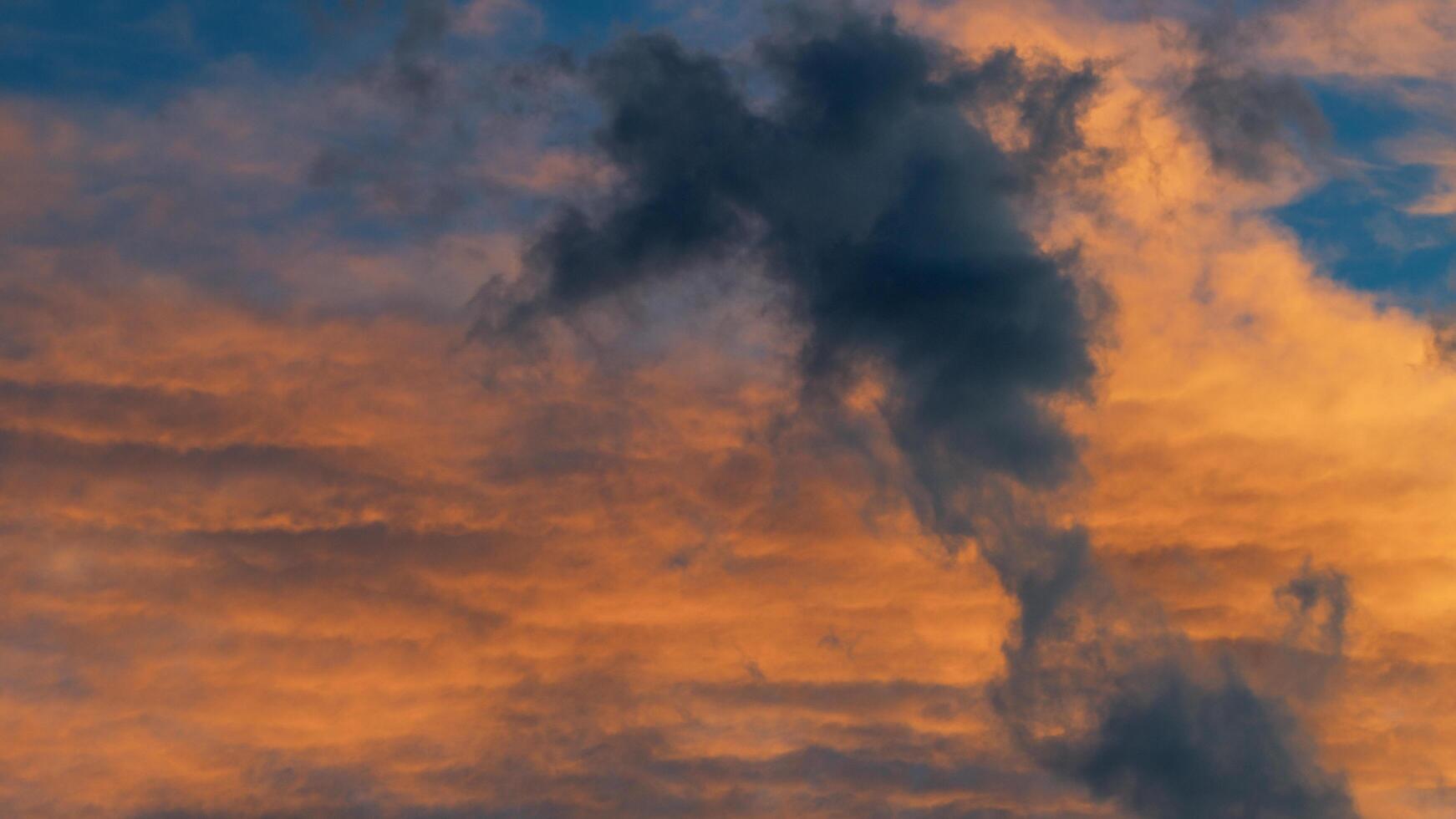 rote Wolken am Himmel foto