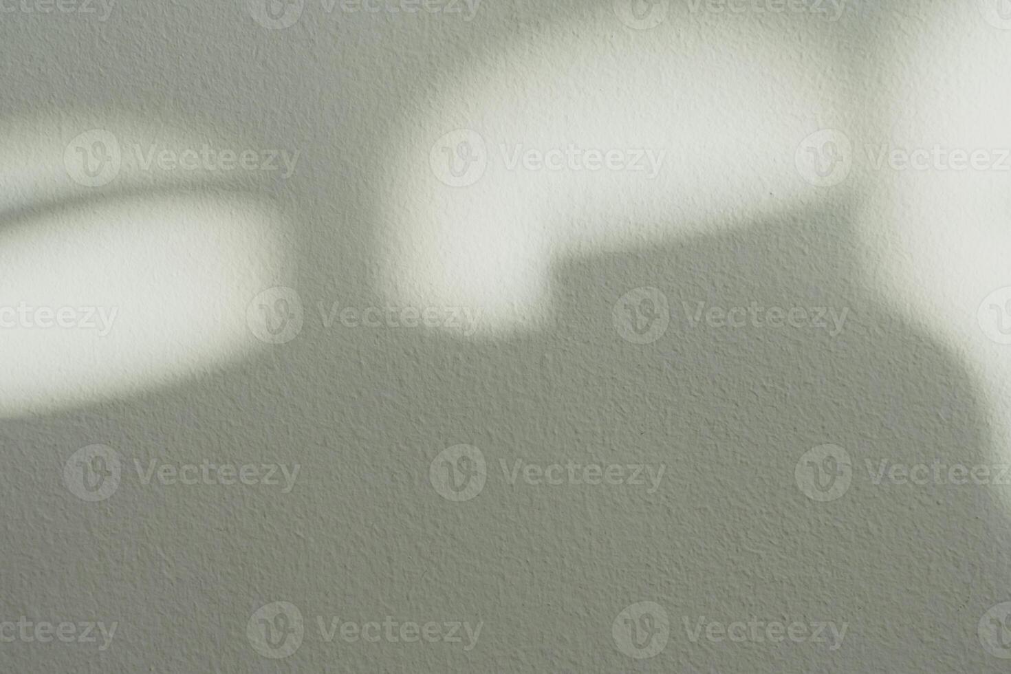 Grün Beton Textur Mauer Hintergrund mit Licht, Blätter Schatten, leer Studio Zement Zimmer mit Sonnenlicht reflektieren auf Grün Farbe, Hintergrund zum Frühling Sommer Produkt Design Präsentation foto