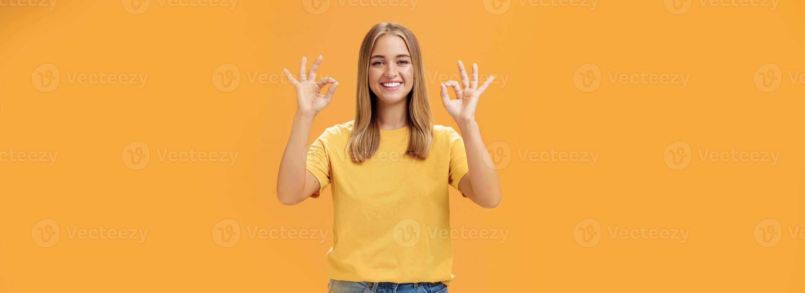 optimistisch charmant Frau mit Messe Haar und Nein bilden im Gelb T-Shirt zeigen okay oder die Genehmigung Geste versichern alles in Ordnung und nichts zu Sorge sie können Griff Projekt allein, lächelnd zuversichtlich foto