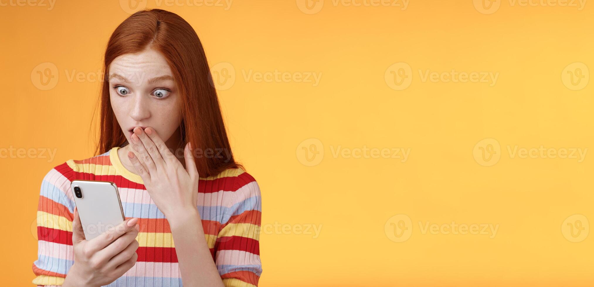 Frau erhalten schockierend Botschaft keuchend Startseite Mund Palme starren Smartphone Anzeige gefunden aus Wer Folgen Freund Internet Sozial Netzwerk Stehen erstaunt begeistert, Orange Hintergrund foto