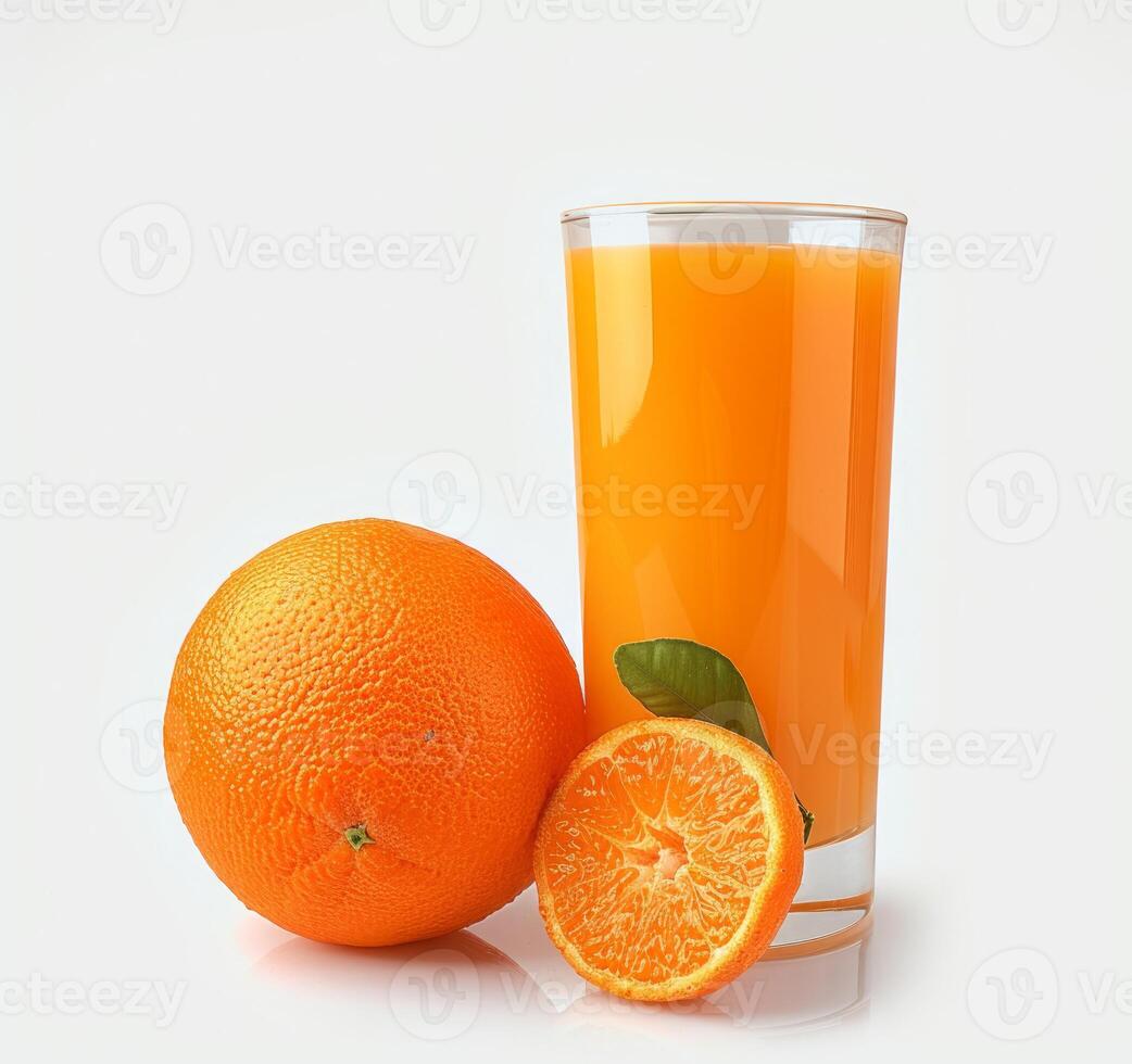 ai generiert Glas von 100 Orange Saft mit Orange Säcke und Scheiben Früchte isolieren auf Weiß Hintergrund foto