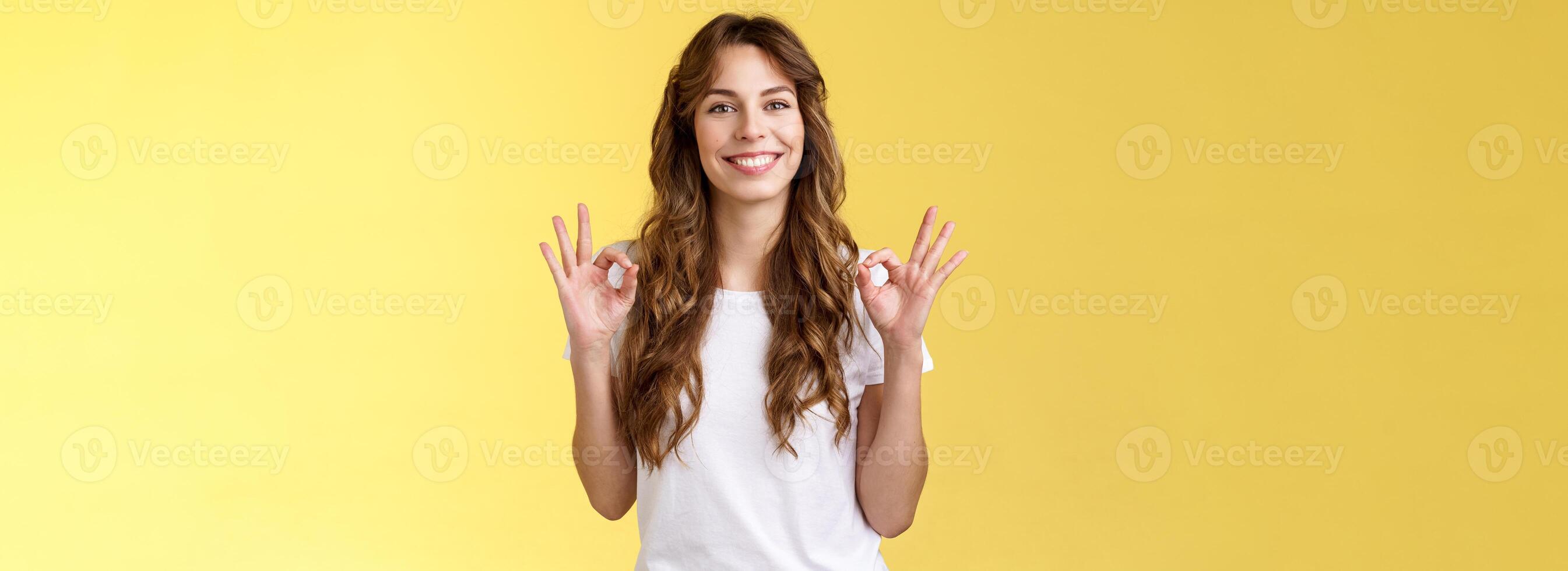 ich bin fein Vielen Dank fragen. heiter entspannt lächelnd gut aussehend kaukasisch Frau Show okay Ringe Geste zufrieden großartig Bedingung empfehlen perfekt Unternehmen Dienstleistungen Stand Gelb Hintergrund foto