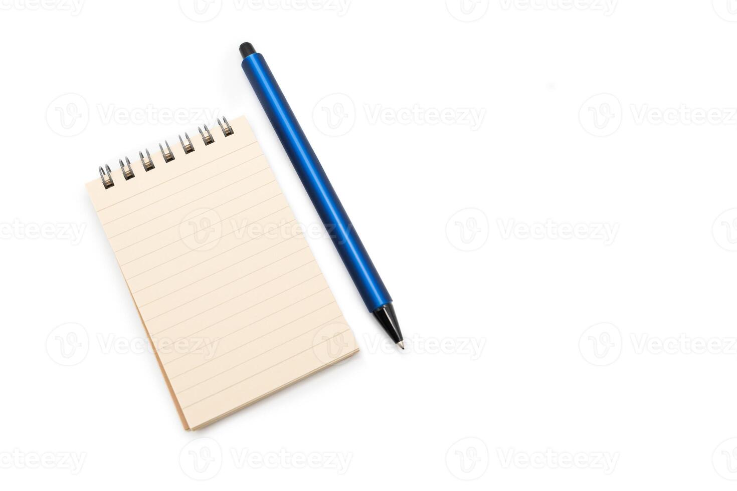 Spiral- Notizblock und Bleistift isoliert auf Weiß Hintergrund. leer einer Gesicht braun Papier Notiz. leeren Blatt von braun gefüttert Papiere. foto