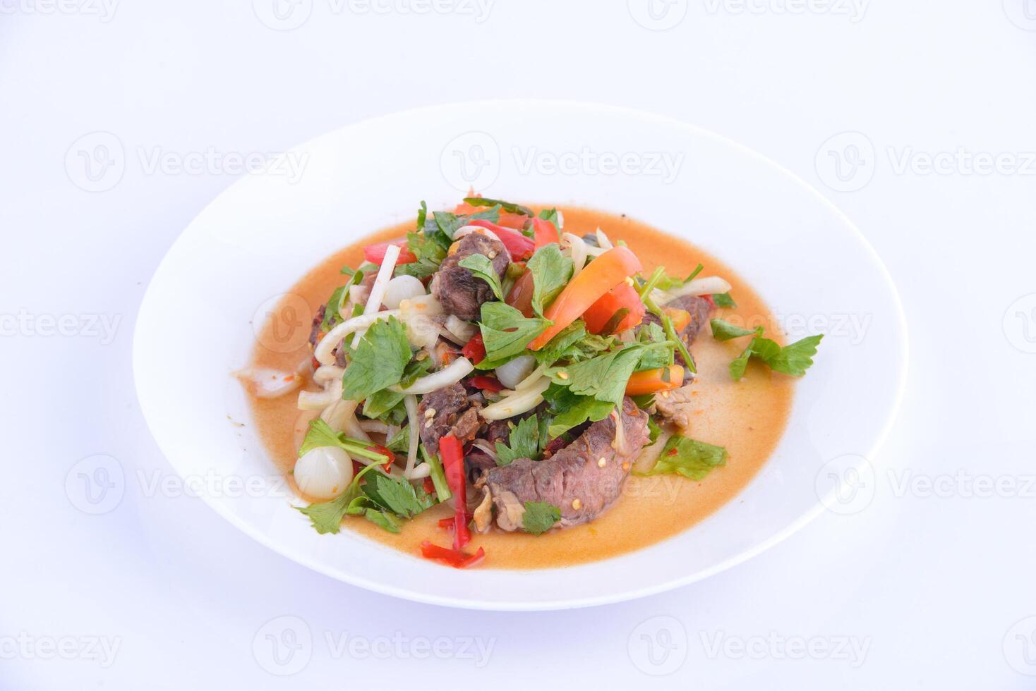 würzig gegrillt Schweinefleisch Salat auf das Weiß Gericht. foto