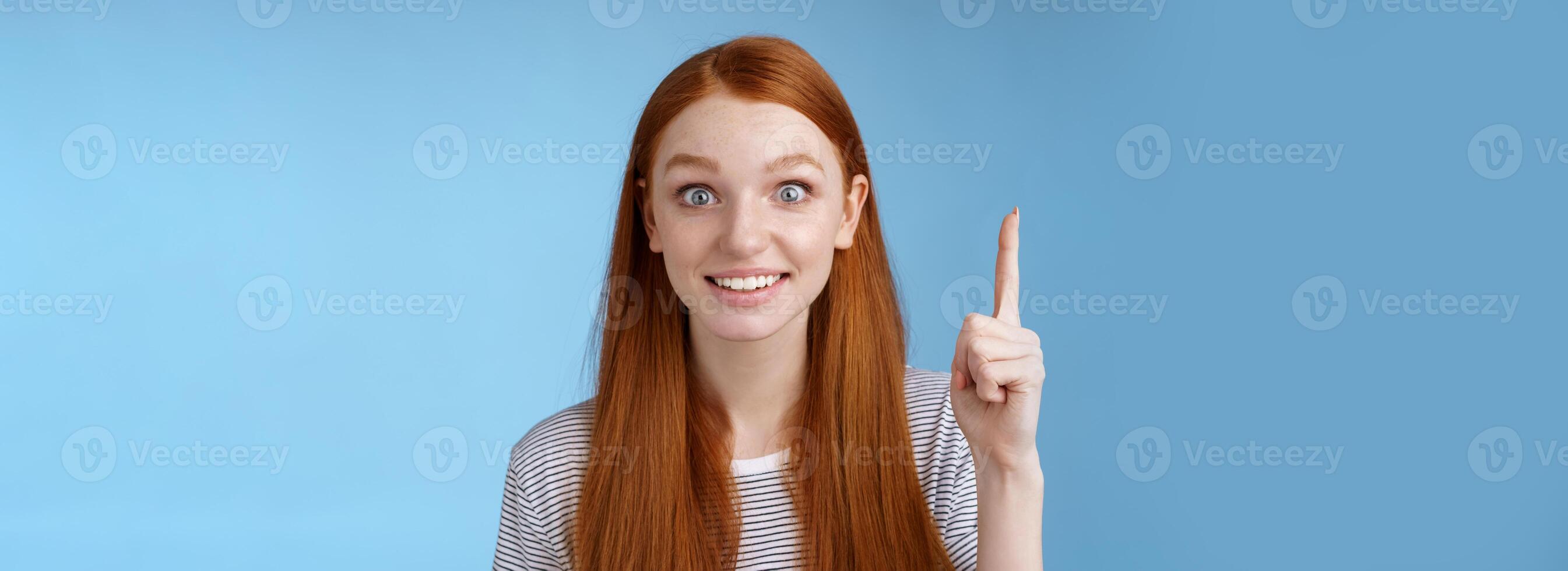 Mädchen gemacht Ausgezeichnet Vorschlag denken oben großartig Idee erziehen Index Finger Eureka habe es Geste lächelnd begeistert will Teilen planen Mannschaft Sprechen aussehen Kamera Aufregung Freude, Stehen Blau Hintergrund foto