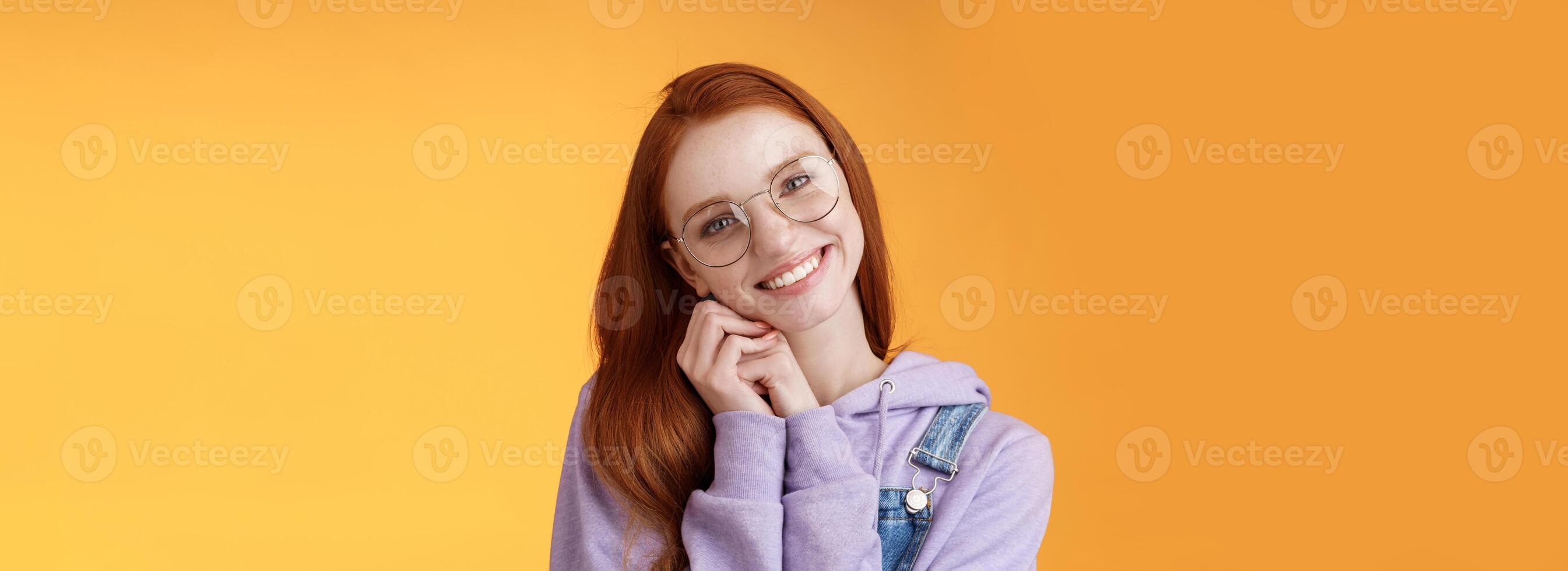 zärtlich feminin Ingwer Mädchen Blau Augen tragen Brille Kapuzenpullover lehnen Palmen lächelnd erhalten Süss süß Geschenk denken Sie schön dankbar Liebste Freund grinsend froh Verbreitung Liebe, Orange Hintergrund foto