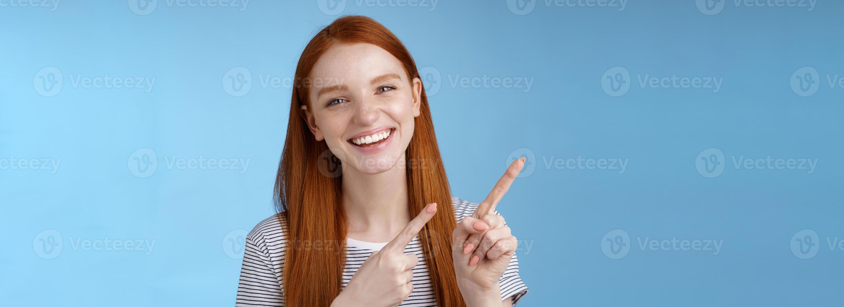 charismatisch freundlich ziemlich Rothaarige abgehend Mädchen hängen aus freunde zeigen gut Platz sitzen genießen Mahlzeit zeigen Oberer, höher links Ecke lächelnd Lachen glücklich haben Spaß empfehlen Werbung, Werbung foto