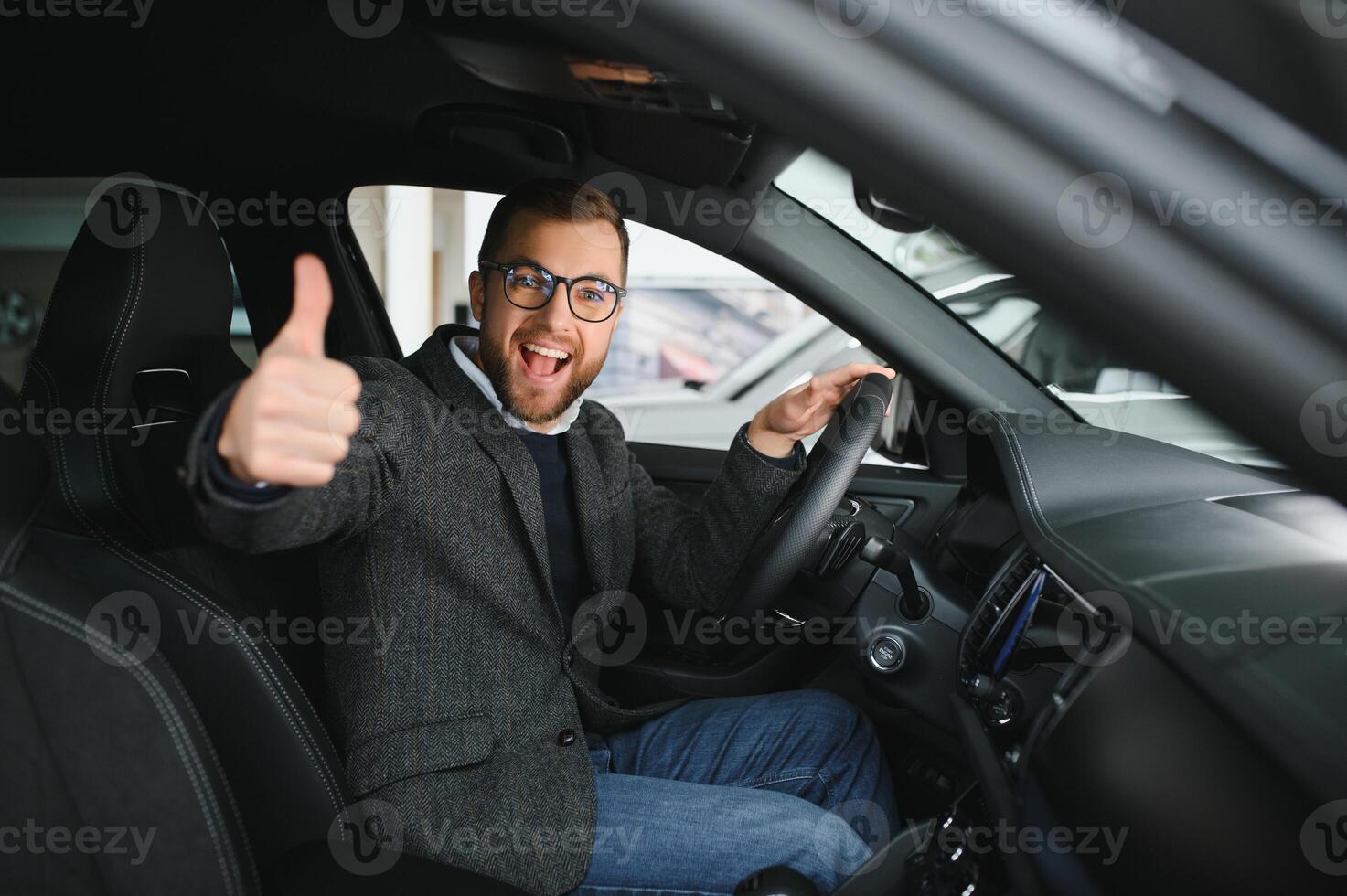 seine wahr Liebe. Porträt von ein reifen Mann lächelnd glücklich Sitzung im ein Marke Neu Auto foto