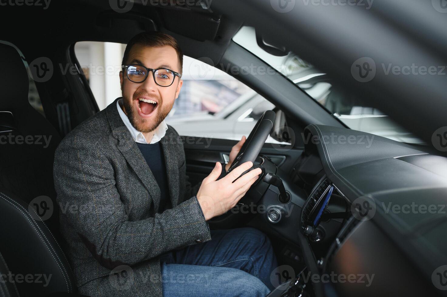 seine wahr Liebe. Porträt von ein reifen Mann lächelnd glücklich Sitzung im ein Marke Neu Auto foto