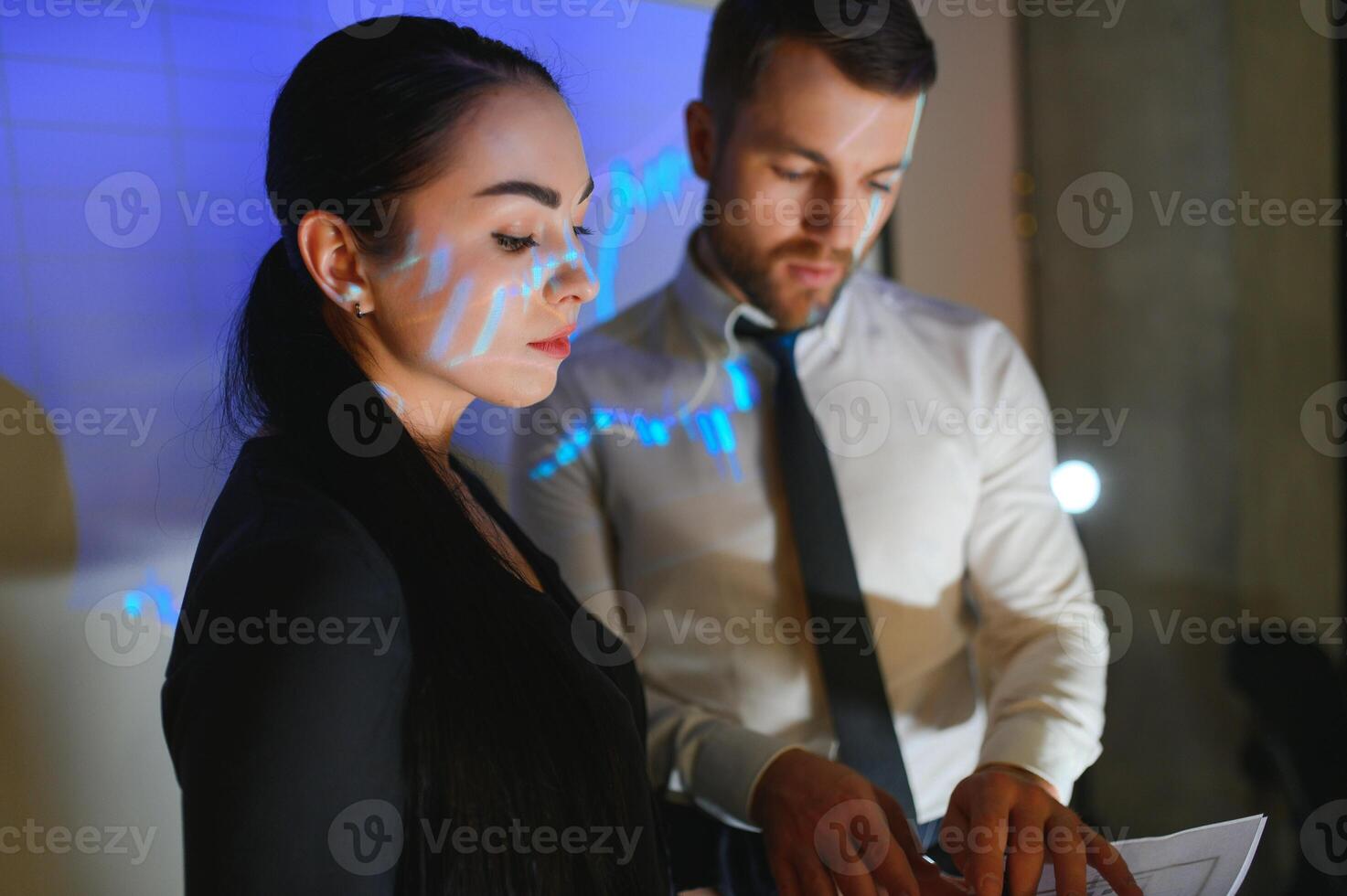 Gruppe von Geschäft Menschen Arbeiten. technisch Preis Graph und Indikator, rot und Blau Leuchter Diagramm und Lager Handel Computer Bildschirm Hintergrund. Händler Analysieren Daten foto