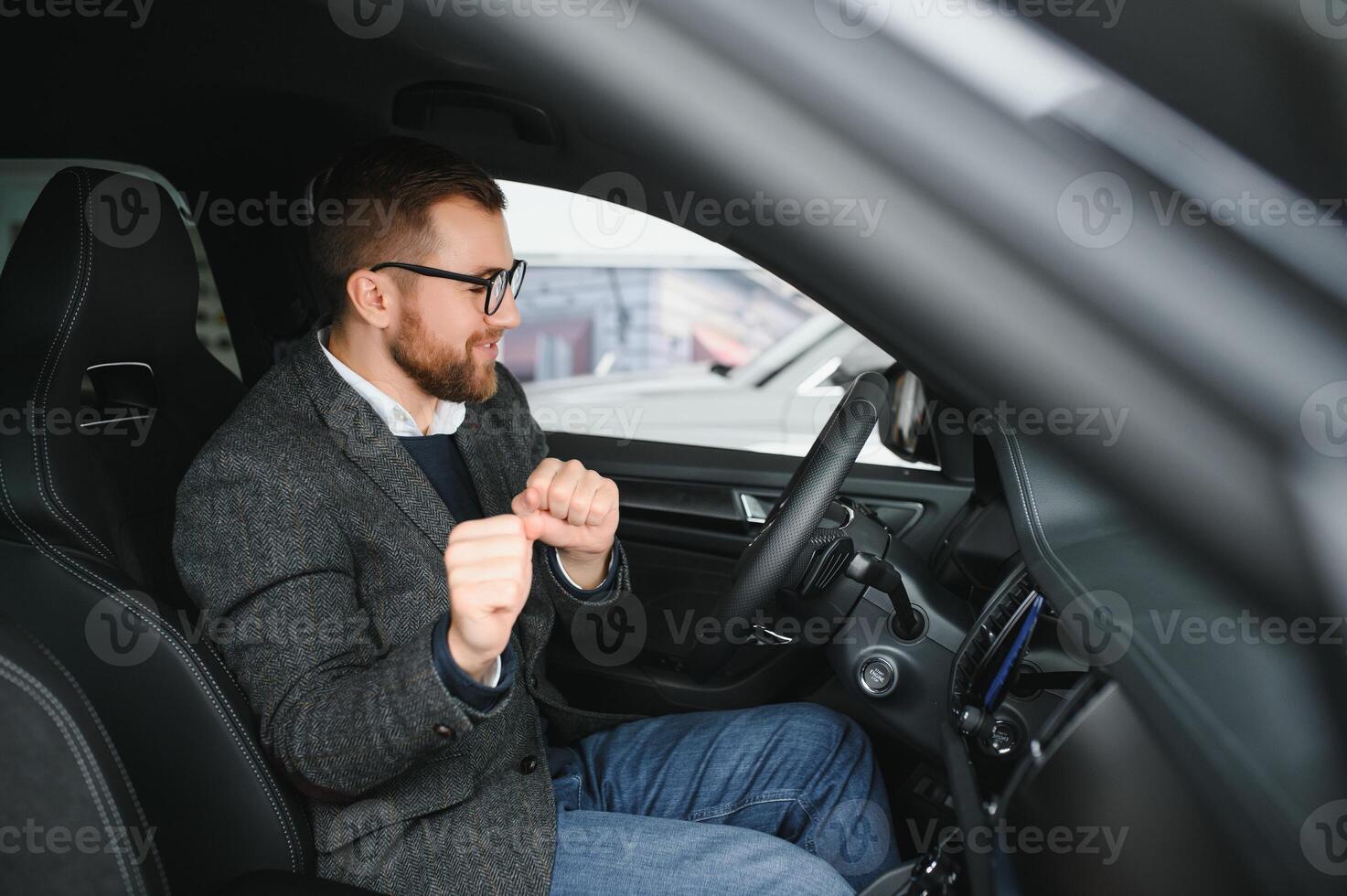 seine wahr Liebe. Porträt von ein reifen Mann lächelnd glücklich Sitzung im ein Marke Neu Auto foto