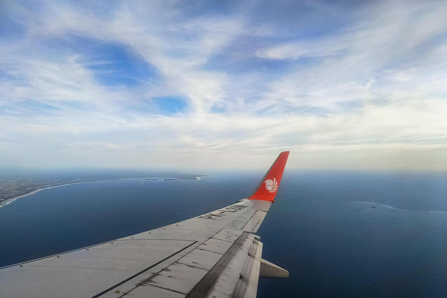 schön Morgen Aussicht von Indonesien von Berge und tropisch Wald foto