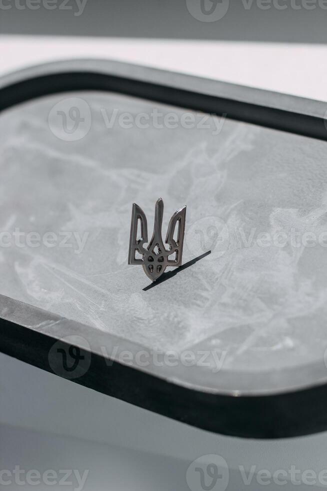 Dreizack Symbol von Ukraine Eisen Symbol Silber Farbe foto
