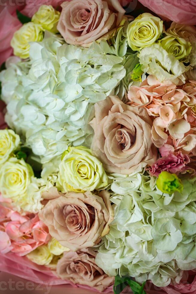 elegant Rosa und Weiß Blume Strauß auf Tabelle foto