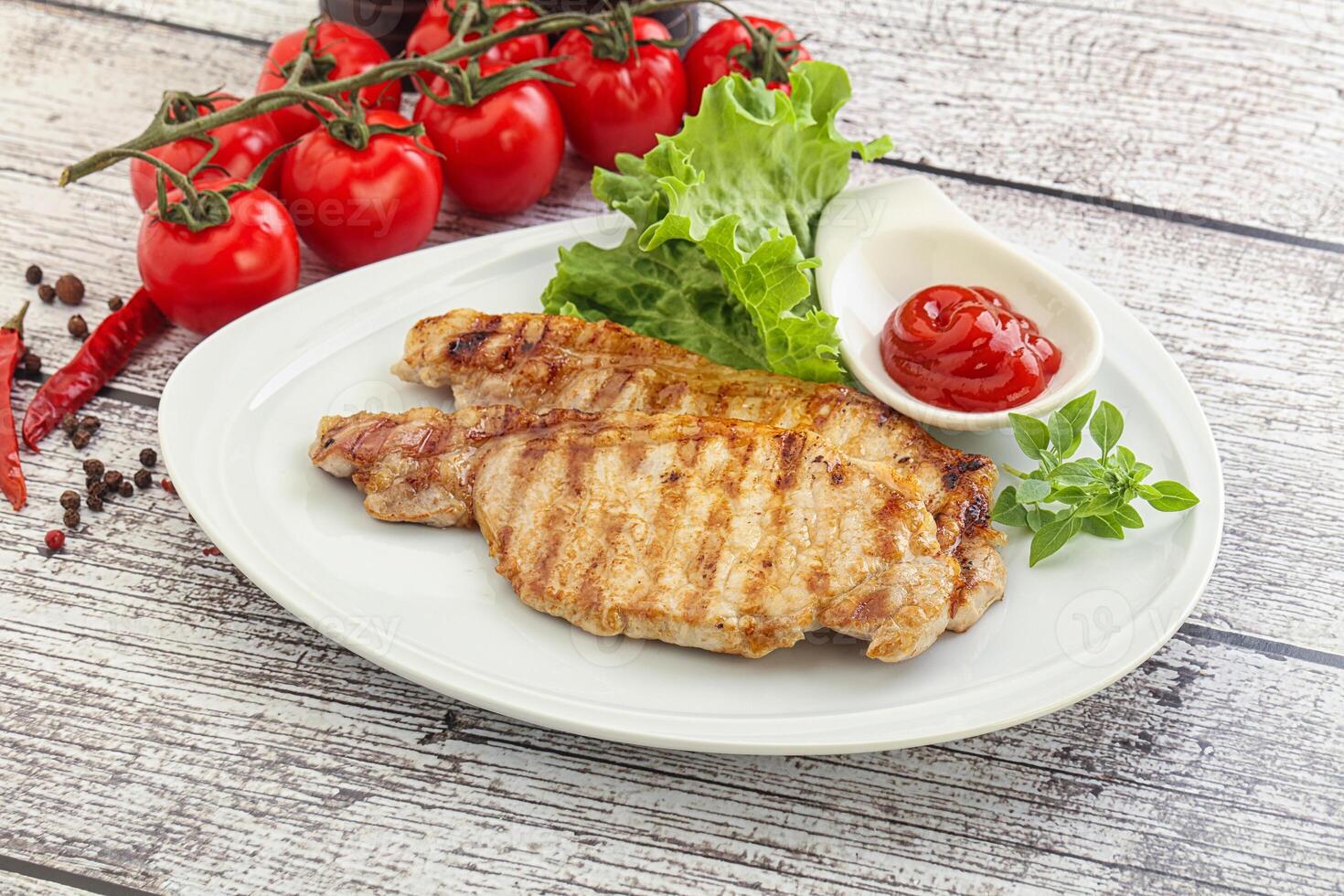 gegrilltes Schweinesteak mit Ketchup foto