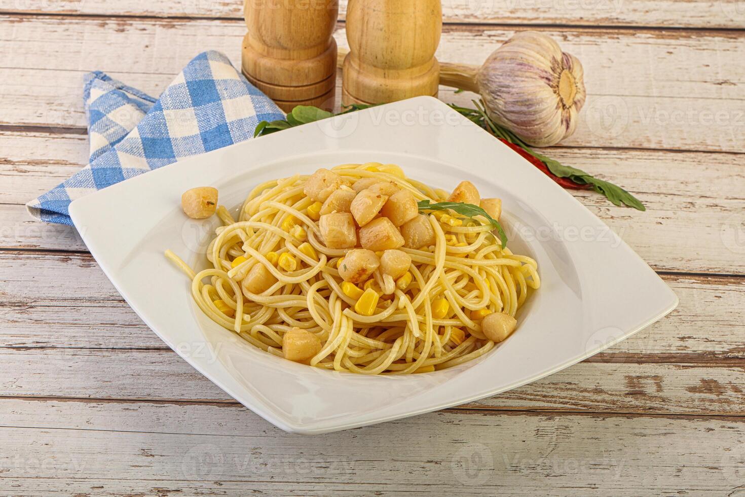 lecker Pasta mit Jakobsmuschel Meeresfrüchte foto