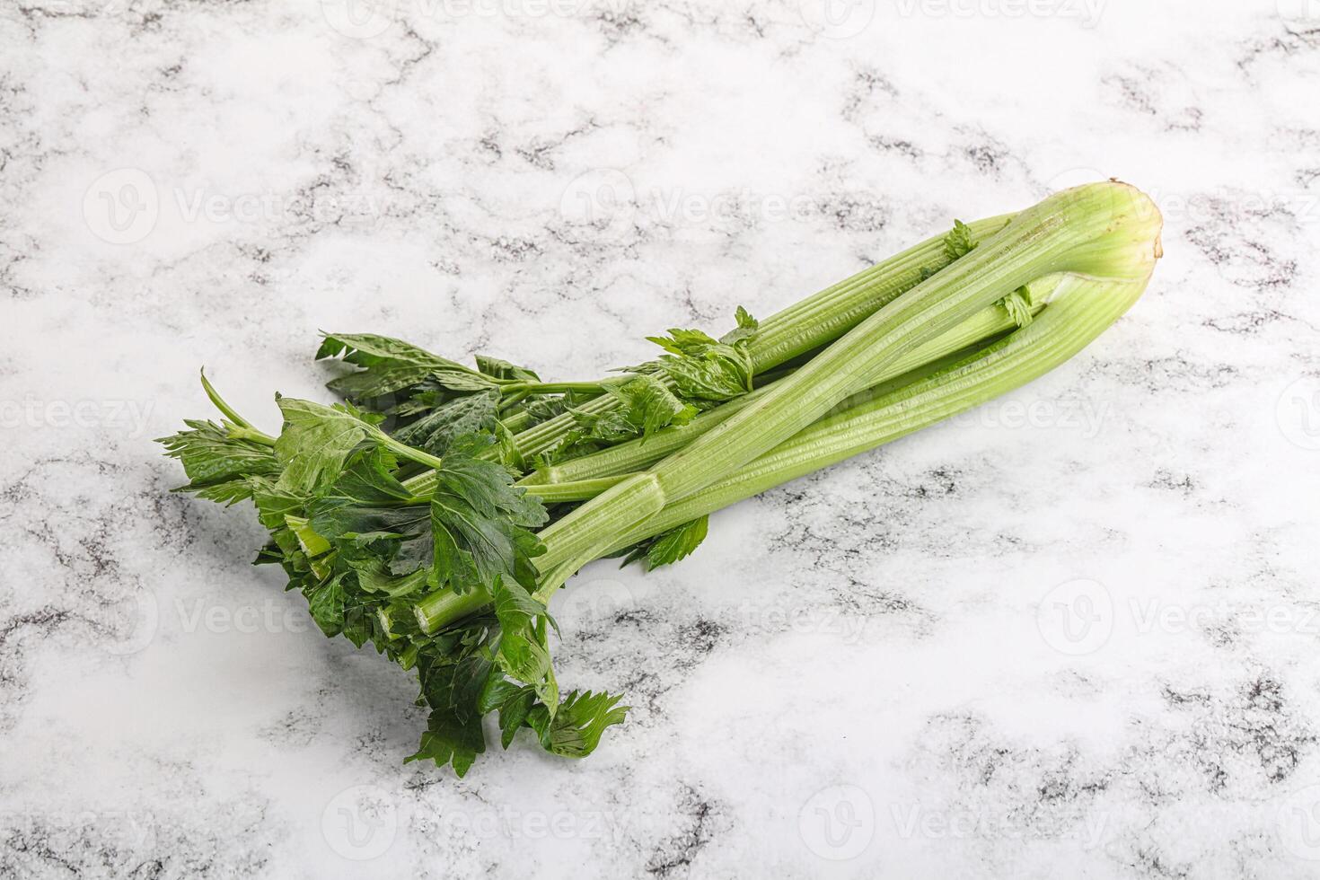 vegan Küche - - Sellerie Stängel mit Blatt foto