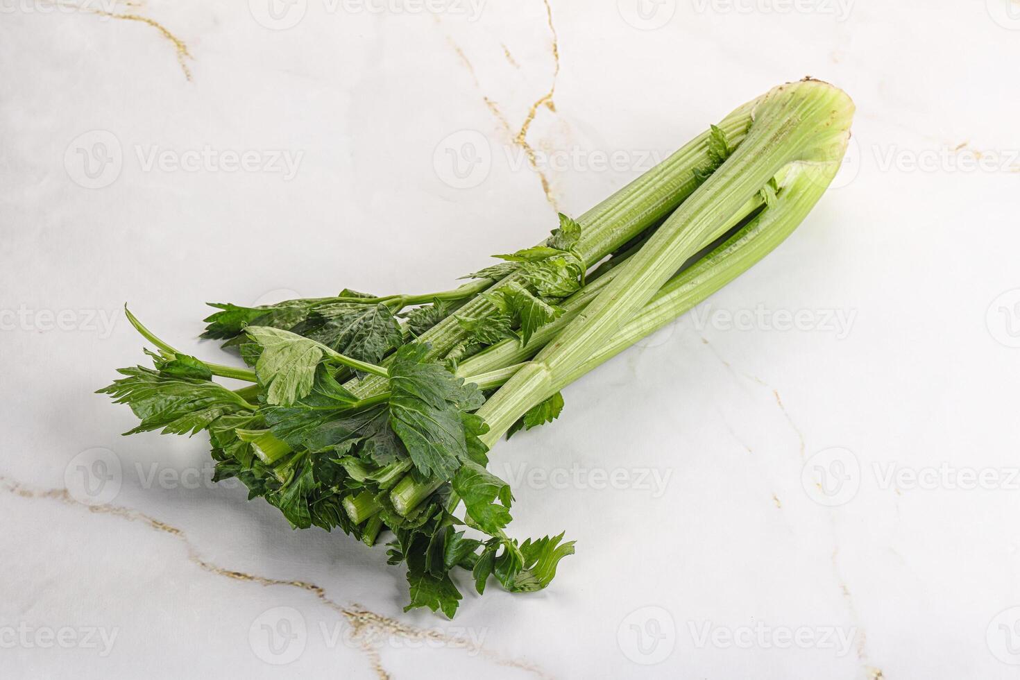 vegan Küche - - Sellerie Stängel mit Blatt foto