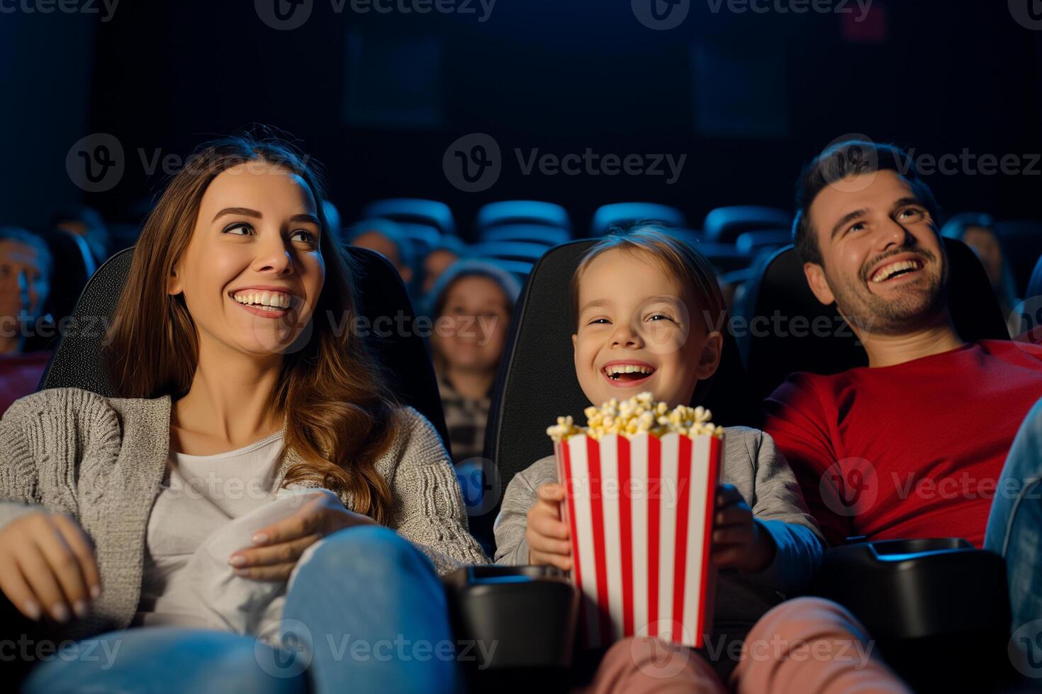 ai generiert heiter Familie Aufpassen ein Film im ein 3d Kino mit Popcorn foto