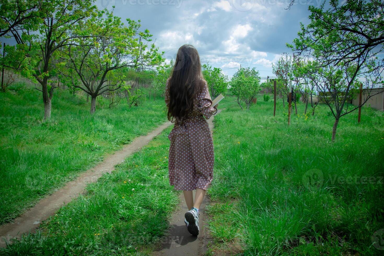 Frau im das Park, jung Frau im das Garten foto