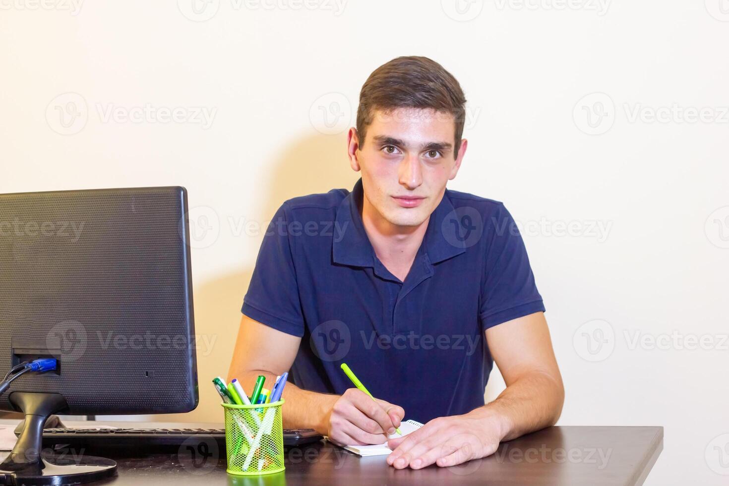 Person Arbeiten im Büro, Person beim das Arbeit foto