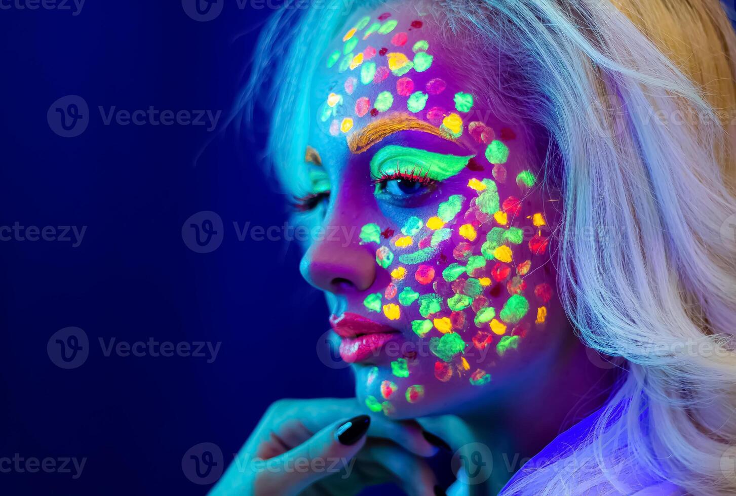 Porträt von ein Frau mit gemalt Gesicht, Frau mit uv bilden im Studio, Porträt von ein Frau im Karneval Maske, das Frau ist dekoriert im ein ultraviolett Pulver foto