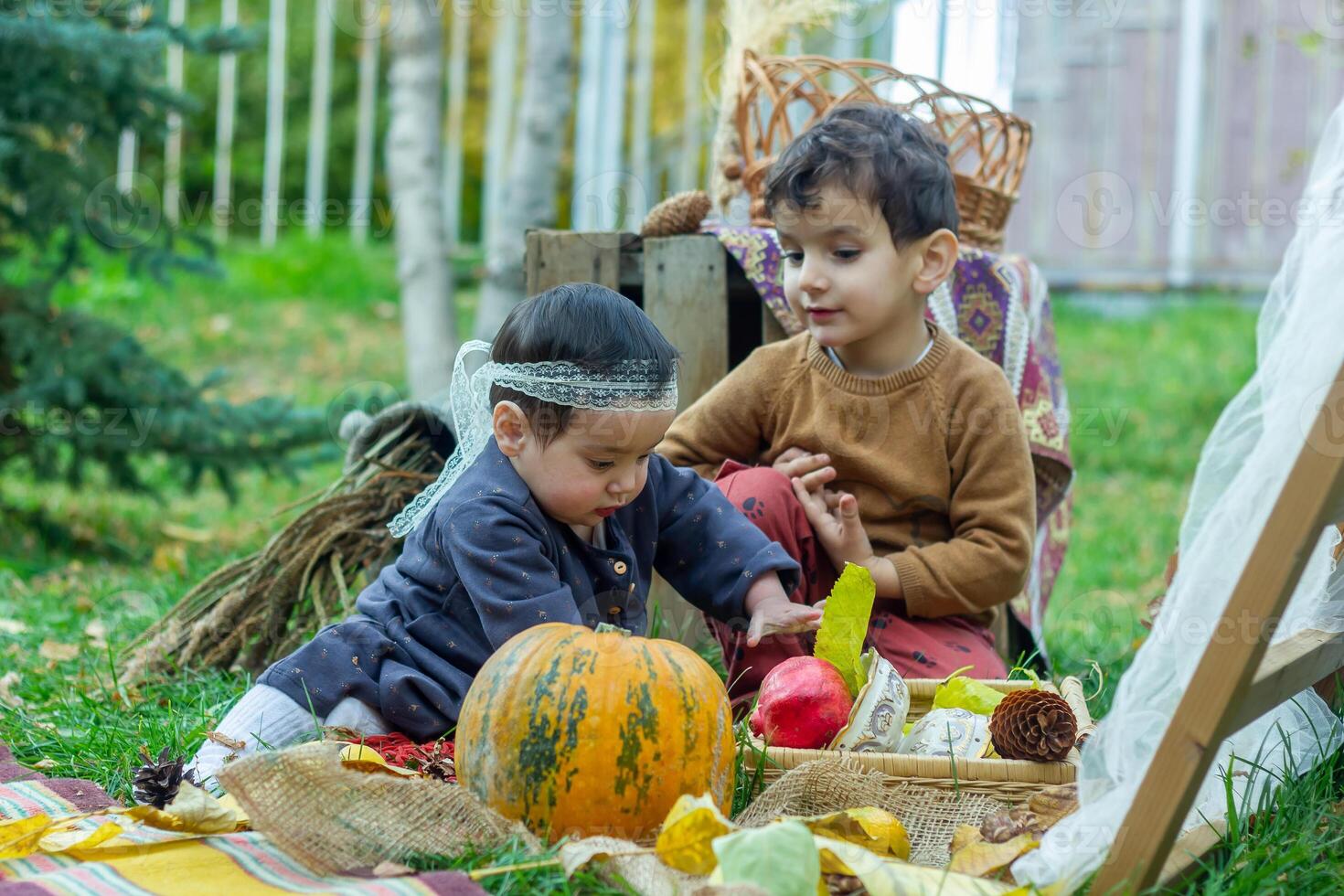 das wenig Kinder sind spielen im das Park mit Früchte, wenig Mädchen und Junge im das Herbst Park foto