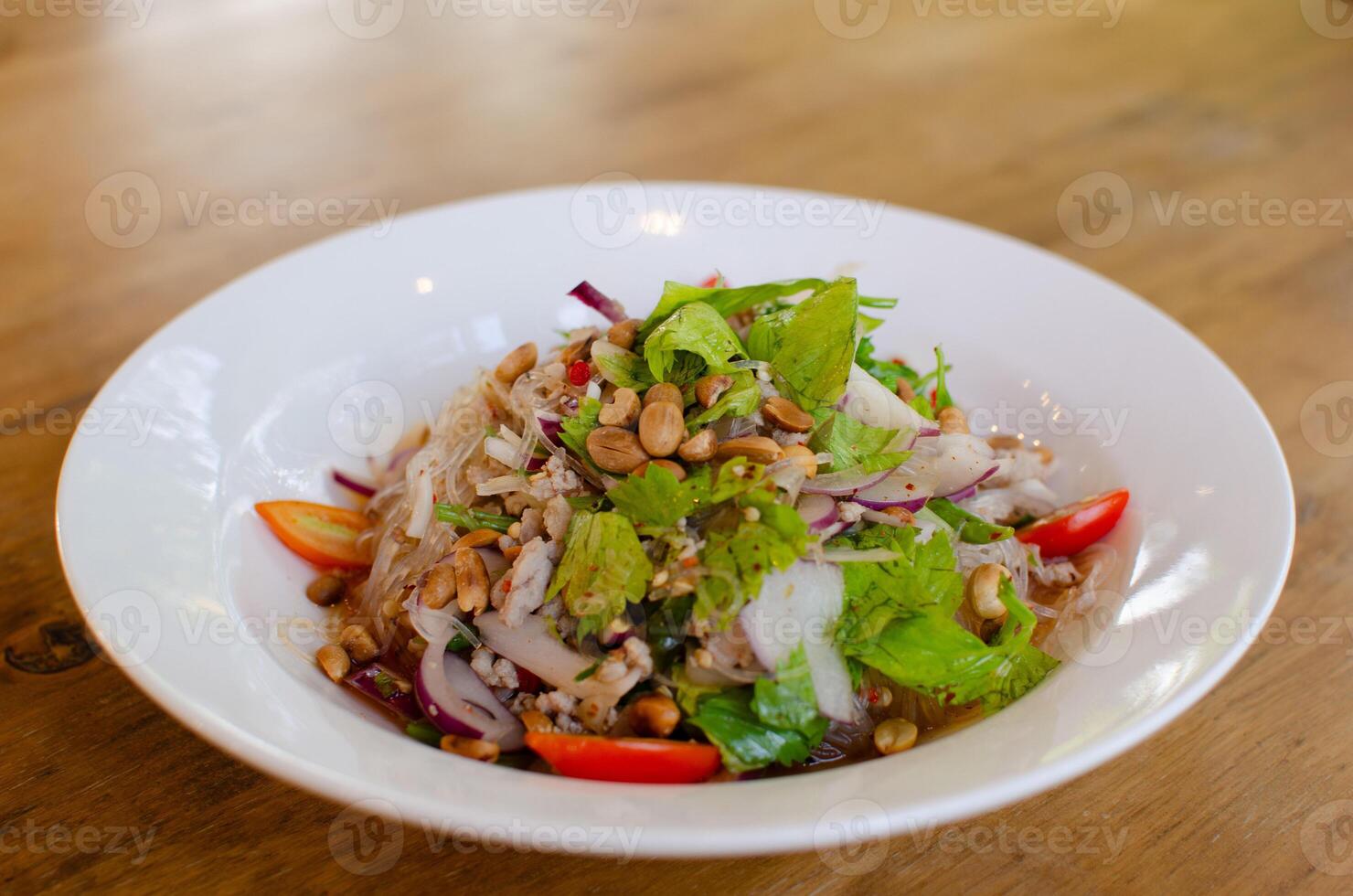 würzig Glas Nudel Salat gemischt Kräuter mit gehackt Schweinefleisch mit gekocht Nudeln im Chili Soße. lecker woon sen asiatisch würzig Essen Speisekarte. foto