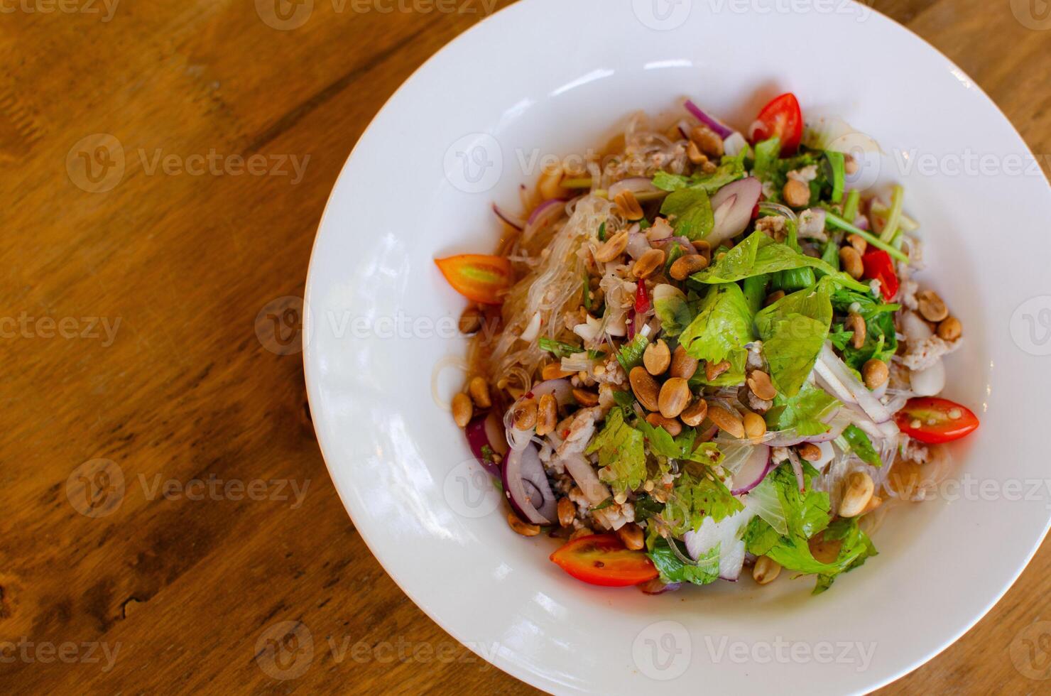 würzig Glas Nudel Salat gemischt Kräuter mit gehackt Schweinefleisch mit gekocht Nudeln im Chili Soße. lecker woon sen asiatisch würzig Essen Speisekarte. Schuss von oben Sicht. foto