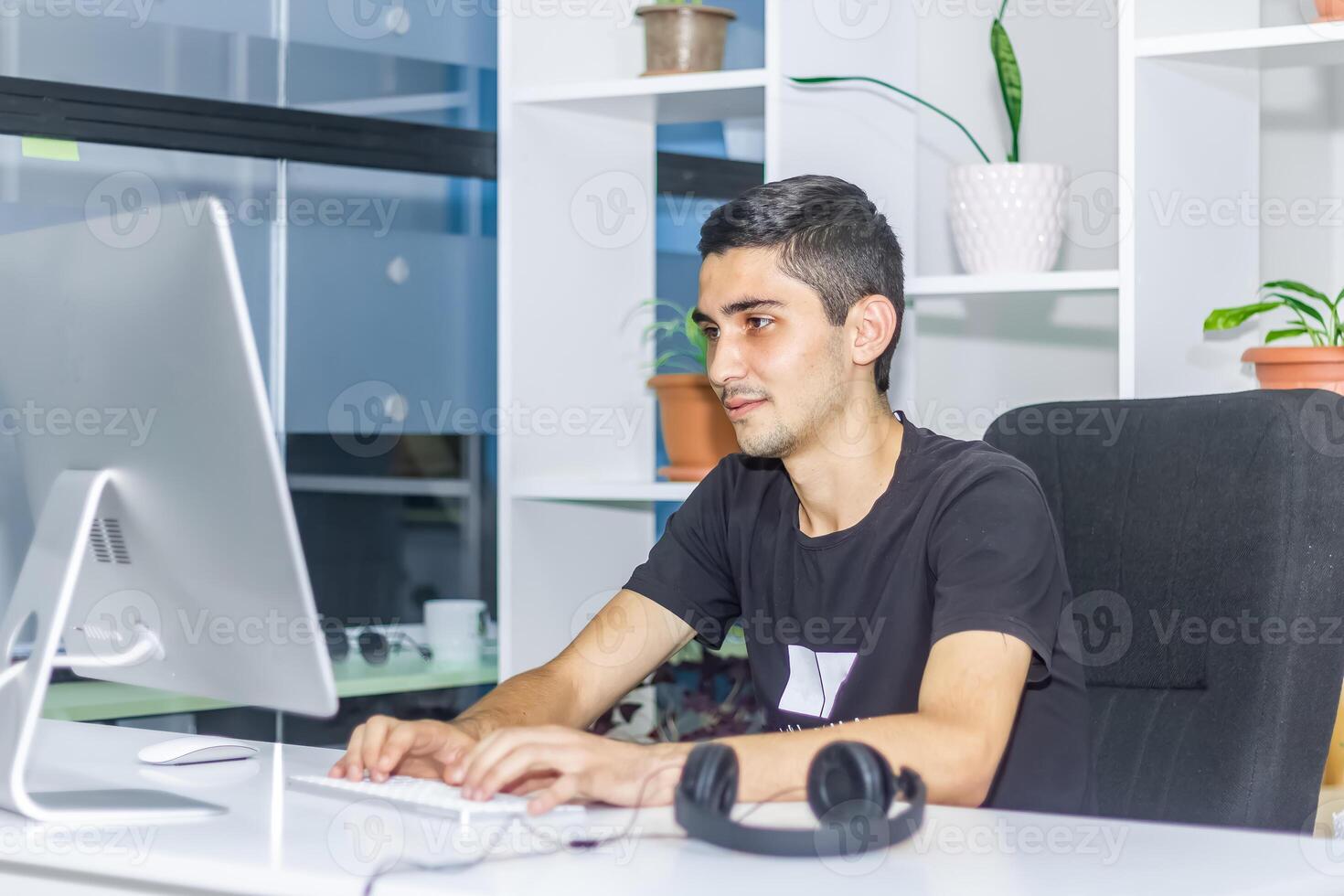 Person Arbeiten im Büro, Person beim das Arbeit foto