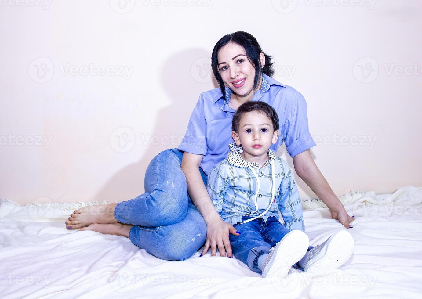 Elternteil und Kind, Mutter und Kind spielen zusammen im Studio foto