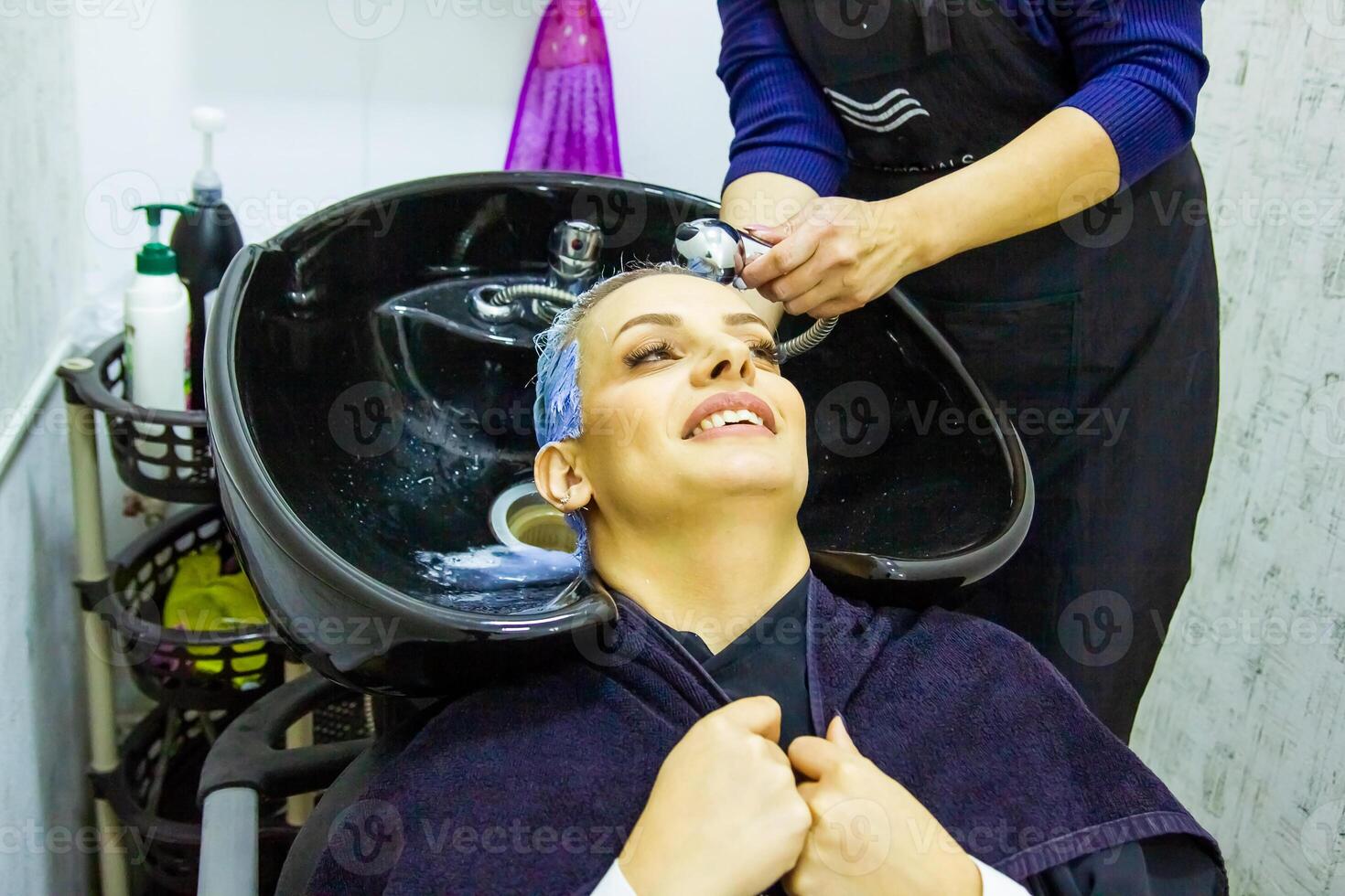 Person im das Spa Salon, Frau im Schönheit Salon foto