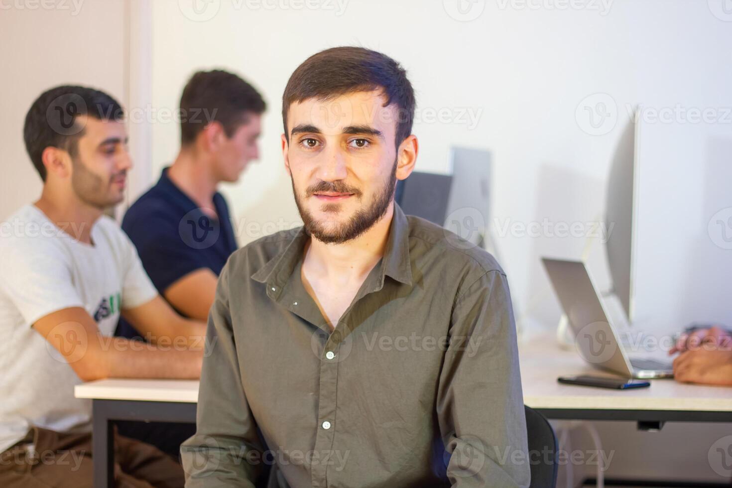 Person Arbeiten im Büro, Person beim das Arbeit foto