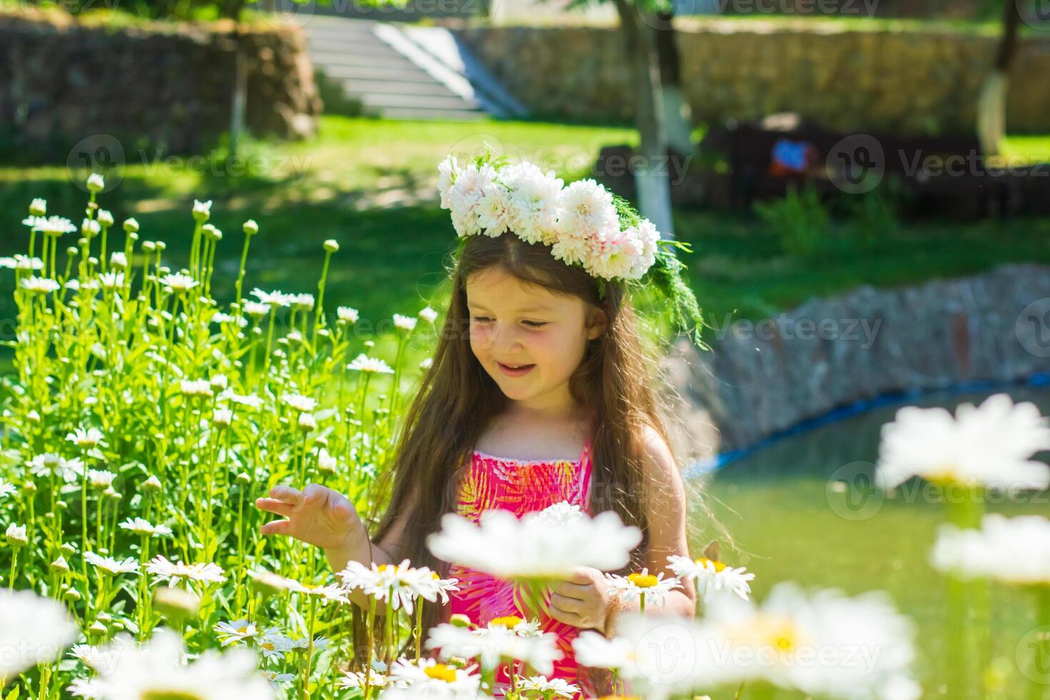 ziemlich wenig Mädchen im das Natur, Mädchen im Sommer- foto