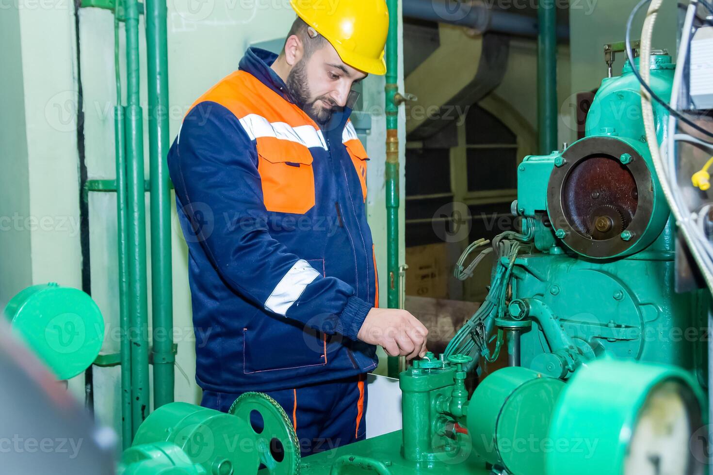 industriell Arbeiter beim das Arbeit foto