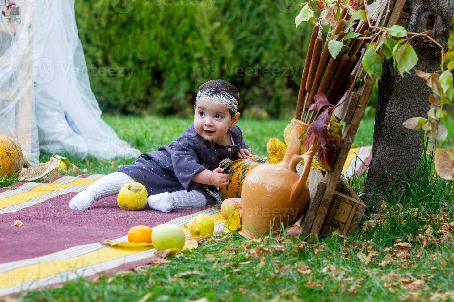 das wenig Kind spielen im das Park mit Früchte, wenig Mädchen im das Herbst Park foto