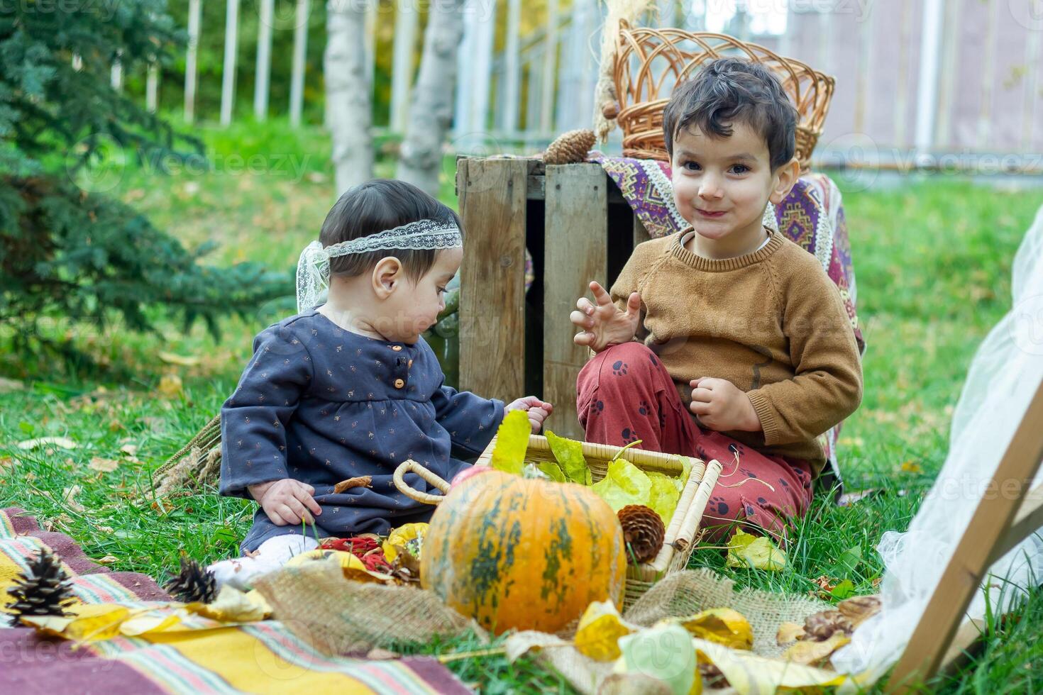 das wenig Kinder sind spielen im das Park mit Früchte, wenig Mädchen und Junge im das Herbst Park foto