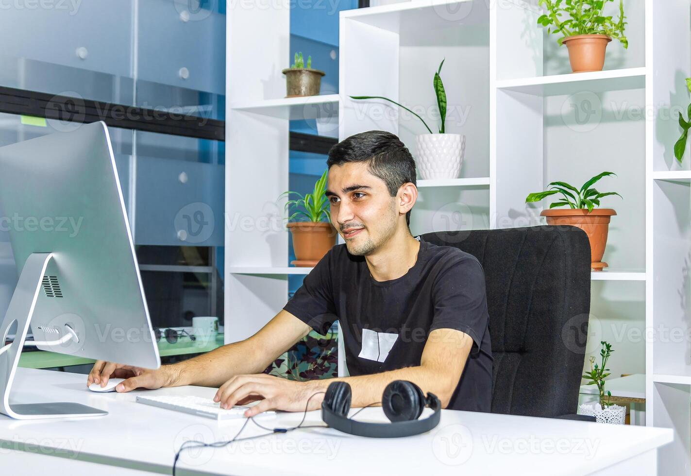 Person Arbeiten im Büro, Person beim das Arbeit foto