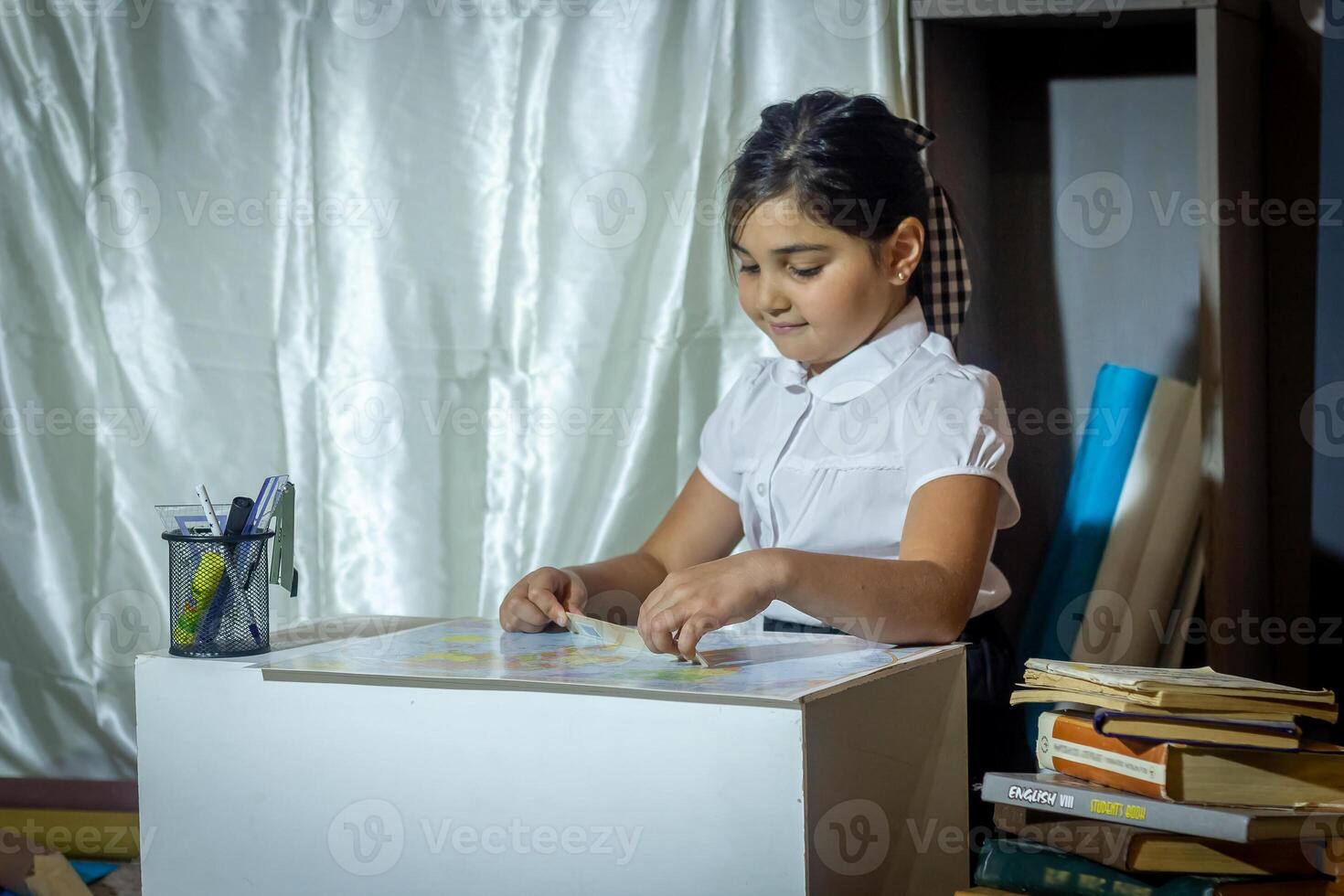 ziemlich Schüler studieren im Klassenzimmer foto