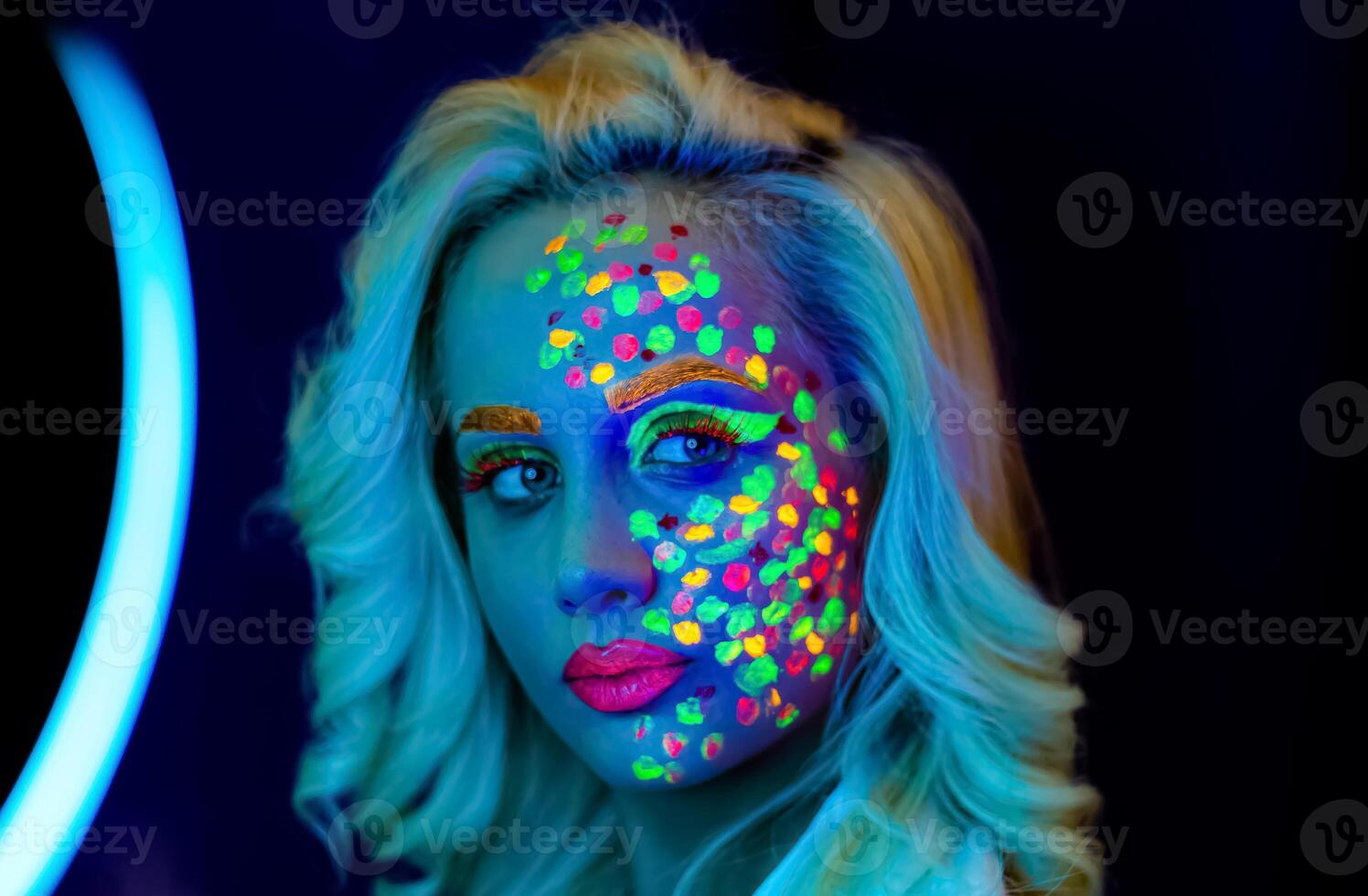 Porträt von ein Frau mit gemalt Gesicht, Frau mit uv bilden im Studio, Porträt von ein Frau im Karneval Maske, das Frau ist dekoriert im ein ultraviolett Pulver foto