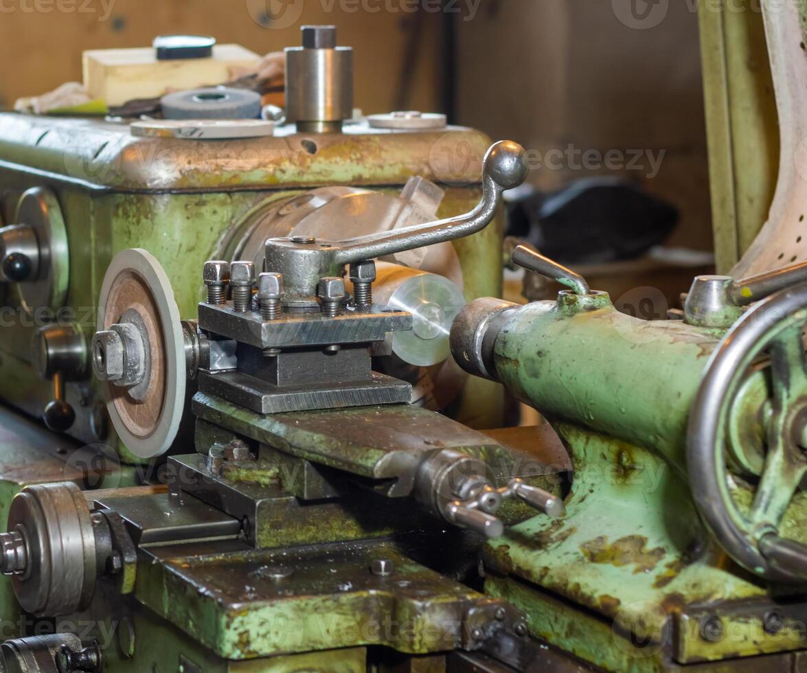 alt rostig industriell Maschine im ein Fabrik, schließen oben von ein industriell Maschine foto