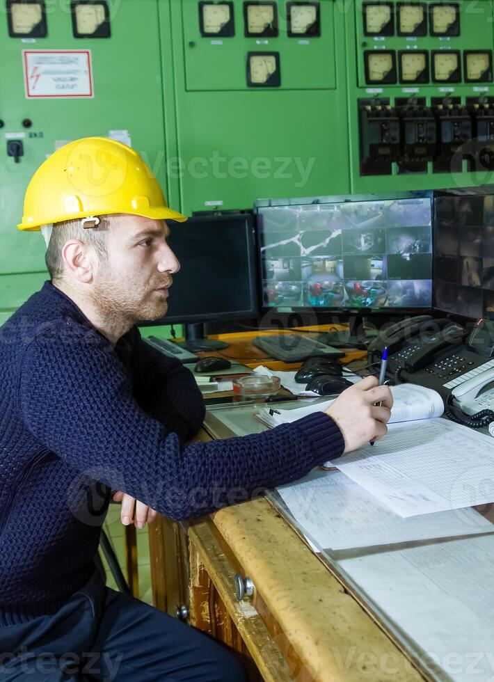 industriell Arbeiter beim das Arbeit im Fabrik foto