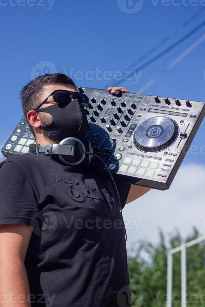 dj mit Kopfhörer und Rührgerät im das Park, das dj beim Arbeit foto