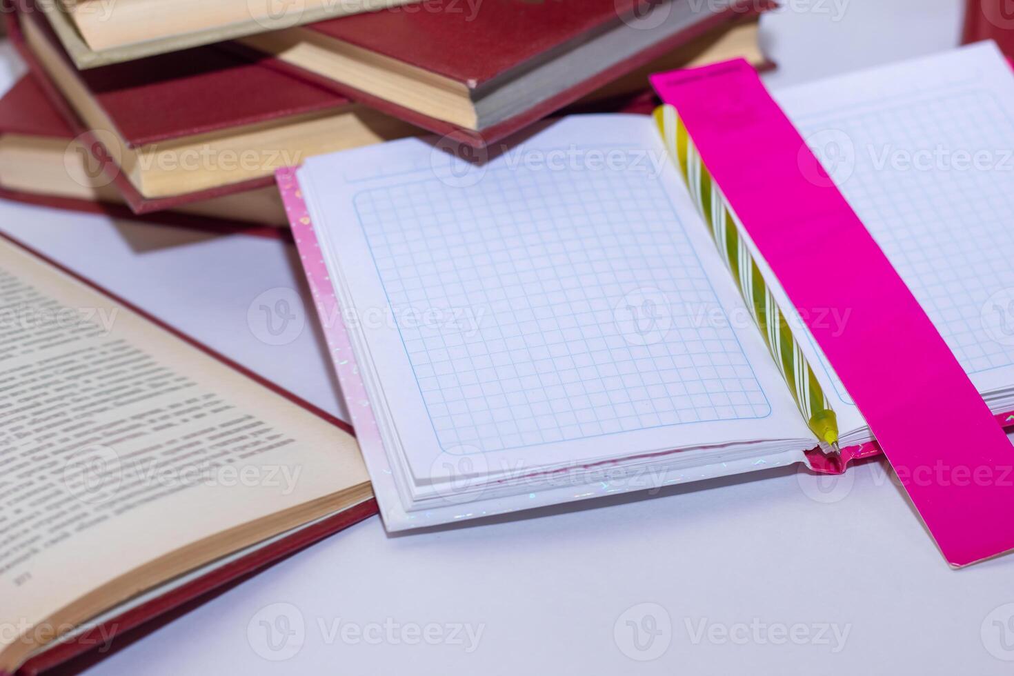 Stapel von Bücher auf das Tisch, Stapel von Bücher, Bücher Hintergrund foto