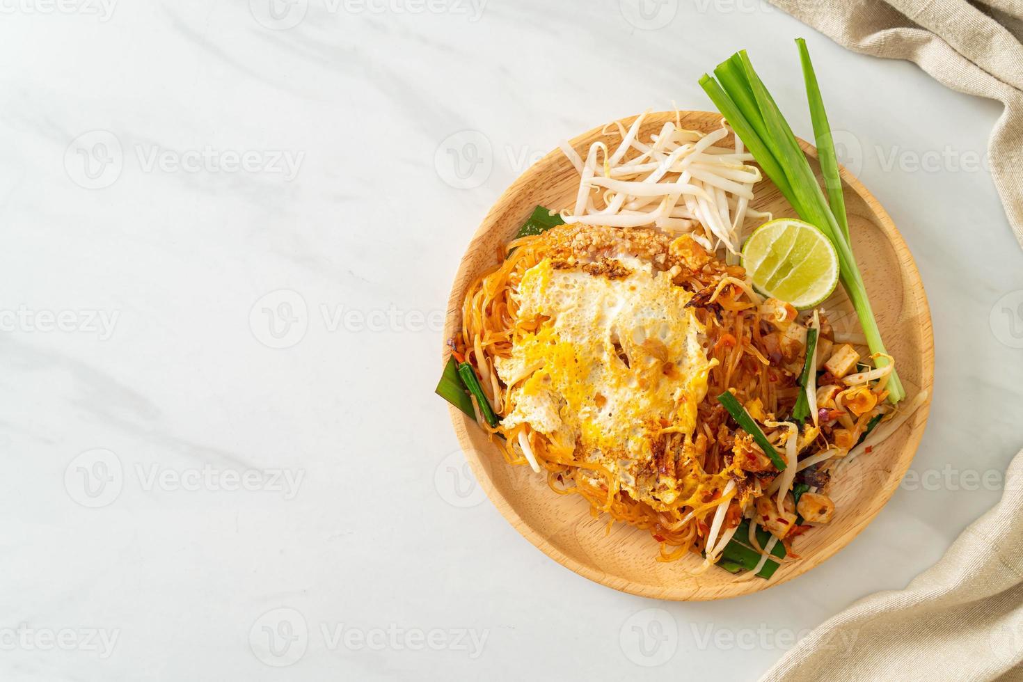 Pad thai - gebratene Nudeln nach thailändischer Art mit Ei verrühren foto