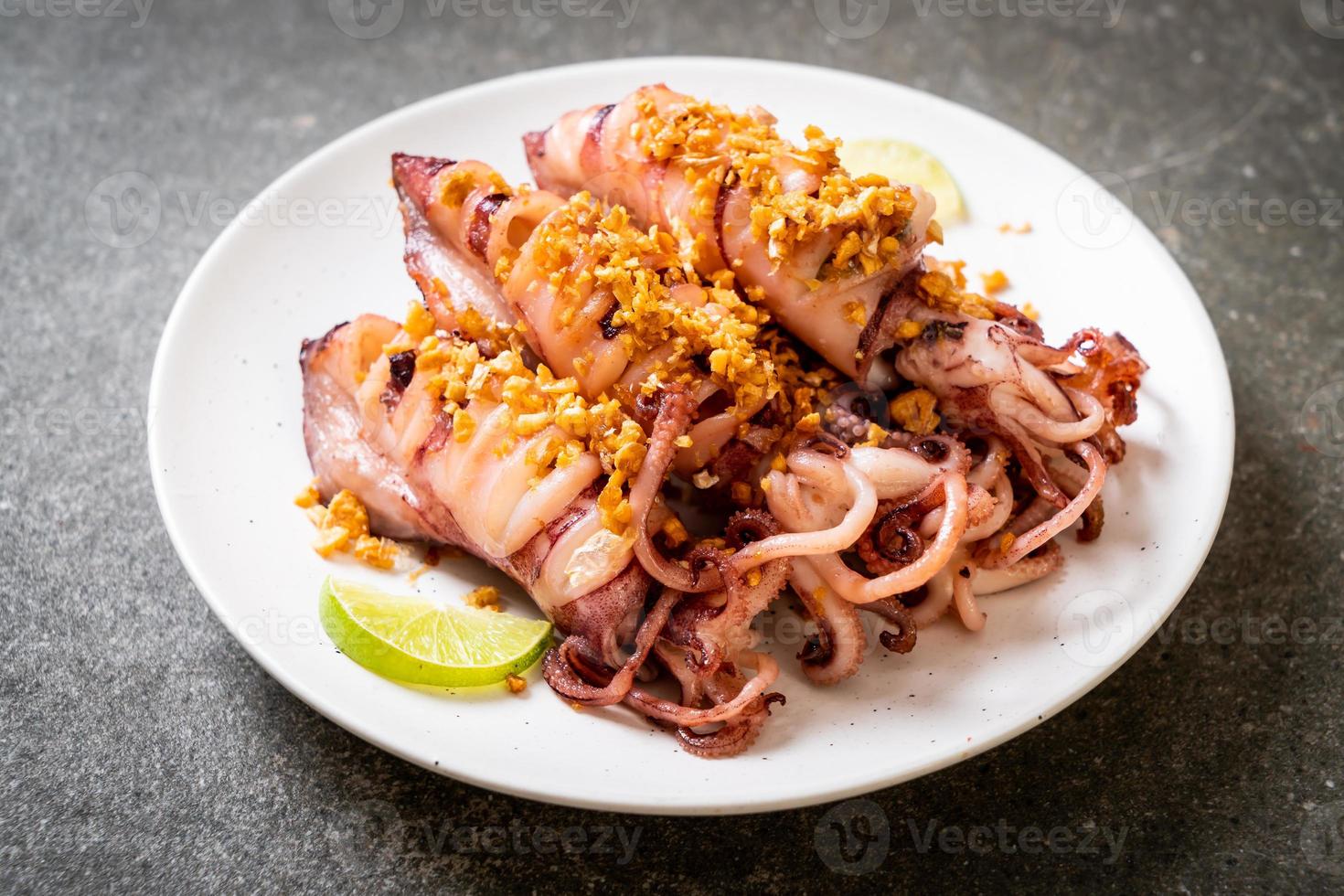 gebratener Tintenfisch mit Knoblauch foto