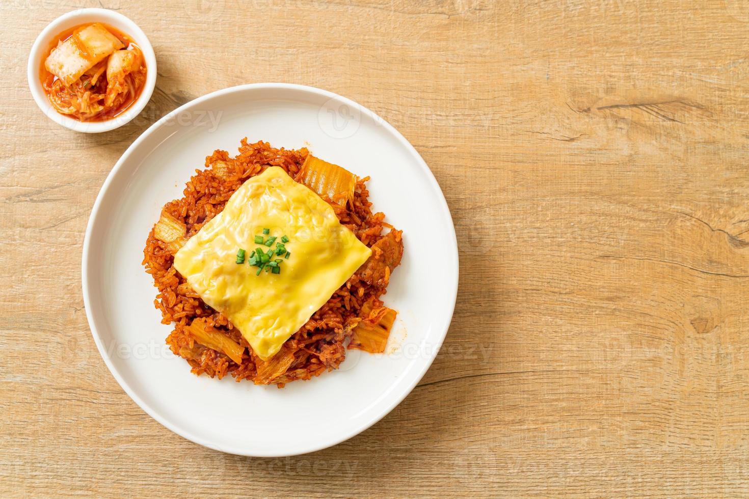 gebratener Kimchi-Reis mit Schweinefleisch und belegtem Käse foto