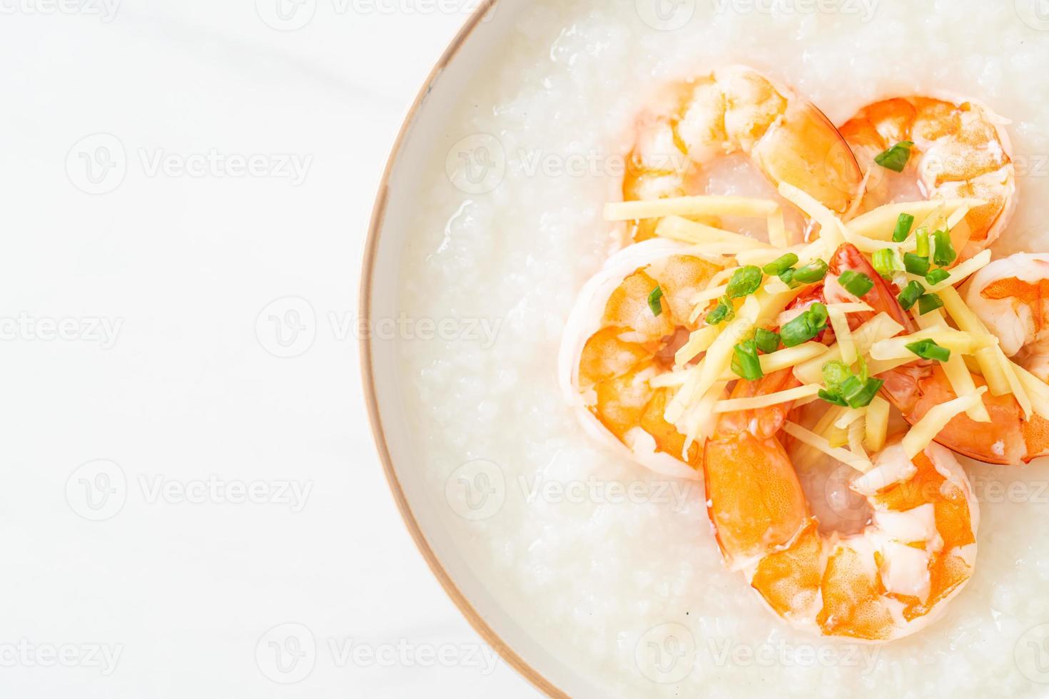 Congee mit Garnelen und frischem Ingwer foto