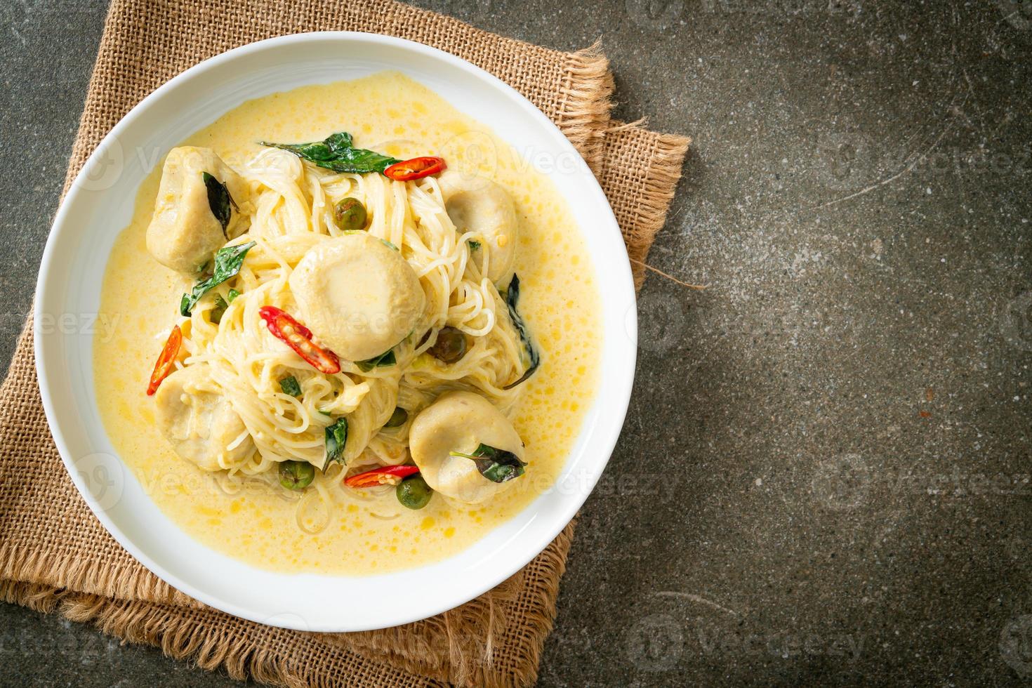 Reisnudeln mit grünem Curry und Fischbällchen foto