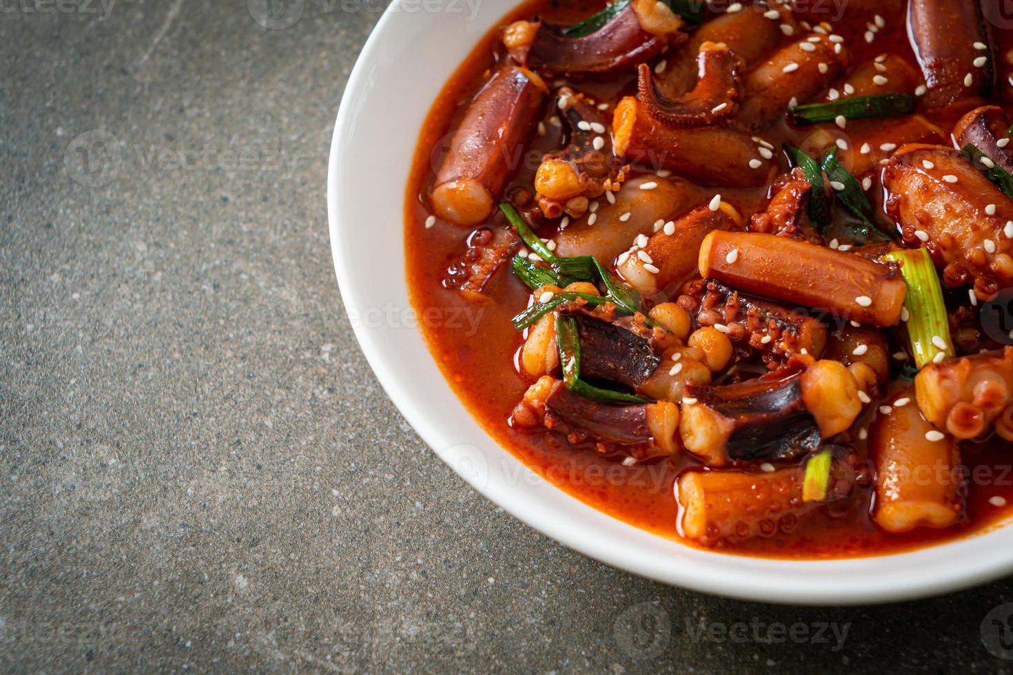 gebratener Tintenfisch oder Oktopus mit koreanischer scharfer Sauce foto